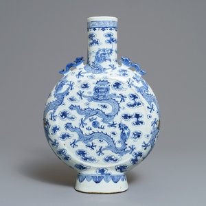 Un vase de forme gourde 'moonflask' en porcelaine de Chine bleu et blanc, 19ème — photo 1