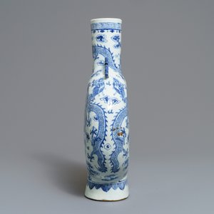 Un vase de forme gourde 'moonflask' en porcelaine de Chine bleu et blanc, 19ème — photo 2