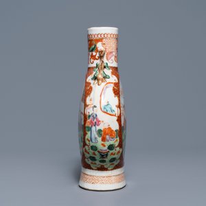 Un vase de forme gourde 'moonflask' en porcelaine de Chine famille rose à décor mandarin, Qianlong/Jiaqing — photo 2