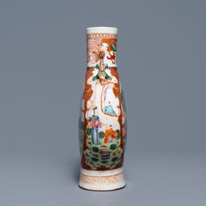 Un vase de forme gourde 'moonflask' en porcelaine de Chine famille rose à décor mandarin, Qianlong/Jiaqing — photo 4