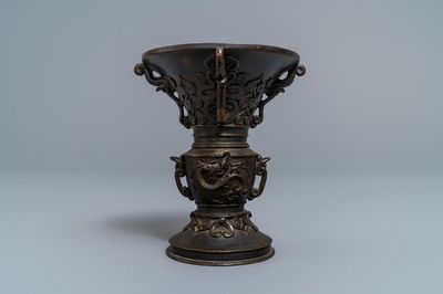 Un vase de forme 'gu' en bronze à décor en relief, Chine, 18/19ème