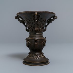 Un vase de forme 'gu' en bronze à décor en relief, Chine, 18/19ème — photo 2