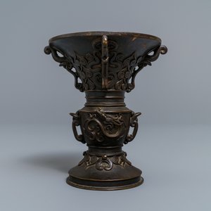 Un vase de forme 'gu' en bronze à décor en relief, Chine, 18/19ème — photo 3