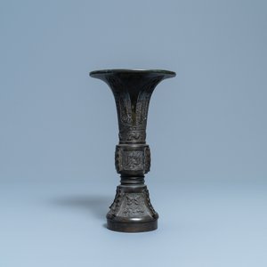Un vase de forme 'gu' en bronze, Chine, Ming — photo 2