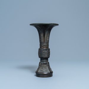 Un vase de forme 'gu' en bronze, Chine, Ming — photo 4