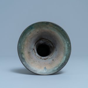 Un vase de forme 'gu' en bronze, Chine, Ming — photo 5