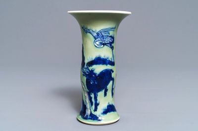 Un vase de forme gu en porcelaine de Chine bleu, blanc et rouge sur fond céladon, Kangxi