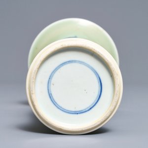 Un vase de forme gu en porcelaine de Chine bleu, blanc et rouge sur fond céladon, Kangxi — photo 6