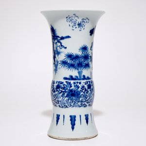 Un vase de forme gu en porcelaine de Chine bleu et blanc de style Transition, 19/20ème — photo 2