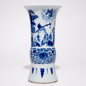 Un vase de forme gu en porcelaine de Chine bleu et blanc de style Transition, 19/20ème — photo 4