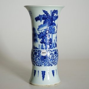Un vase de forme gu en porcelaine de Chine bleu et blanc de style Transition, 19/20ème — photo 7