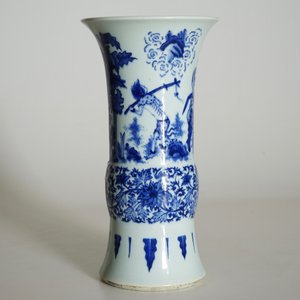 Un vase de forme gu en porcelaine de Chine bleu et blanc de style Transition, 19/20ème — photo 8