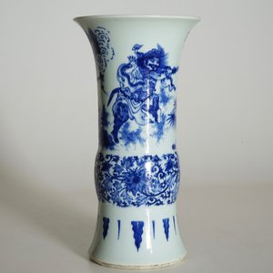 Un vase de forme gu en porcelaine de Chine bleu et blanc de style Transition, 19/20ème — photo 9