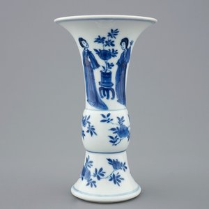 Un vase de forme gu en porcelaine de Chine bleu et blanc, Kangxi — photo 1