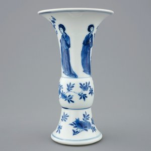 Un vase de forme gu en porcelaine de Chine bleu et blanc, Kangxi — photo 2