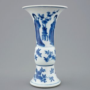 Un vase de forme gu en porcelaine de Chine bleu et blanc, Kangxi — photo 3