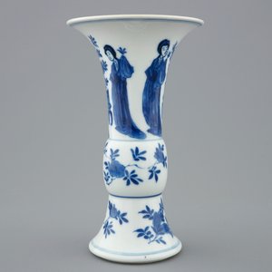 Un vase de forme gu en porcelaine de Chine bleu et blanc, Kangxi — photo 4