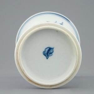 Un vase de forme gu en porcelaine de Chine bleu et blanc, Kangxi — photo 6
