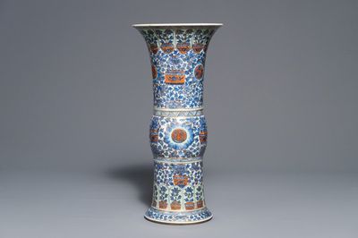 Un vase de forme gu en porcelaine de Chine bleu et blanc surdécorée, Kangxi