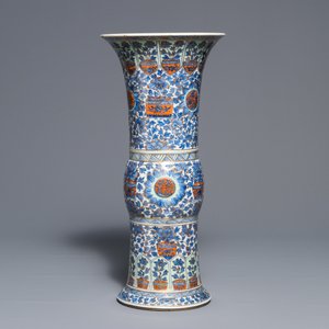 Un vase de forme gu en porcelaine de Chine bleu et blanc surdécorée, Kangxi — photo 2