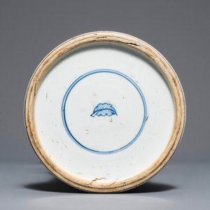 Un vase de forme gu en porcelaine de Chine bleu et blanc surdécorée, Kangxi — photo 5