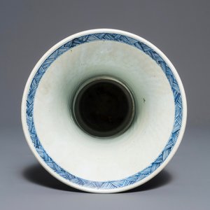 Un vase de forme gu en porcelaine de Chine bleu et blanc surdécorée, Kangxi — photo 6