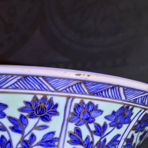 Un vase de forme gu en porcelaine de Chine bleu et blanc surdécorée, Kangxi — photo 9