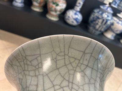 Un vase de forme 'gu' en porcelaine de Chine de type 'ge' et un bol à émail 'fer rouille', 19ème — photo 1