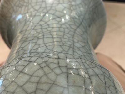 Un vase de forme 'gu' en porcelaine de Chine de type 'ge' et un bol à émail 'fer rouille', 19ème — photo 11