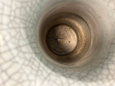 Un vase de forme 'gu' en porcelaine de Chine de type 'ge' et un bol à émail 'fer rouille', 19ème — photo 15