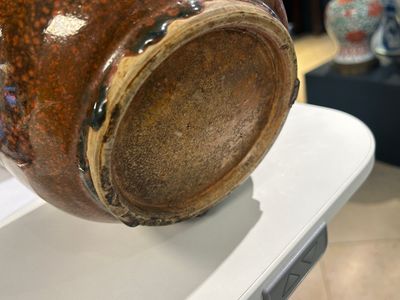 Un vase de forme 'gu' en porcelaine de Chine de type 'ge' et un bol à émail 'fer rouille', 19ème — photo 19