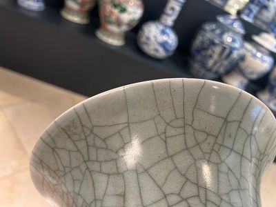 Un vase de forme 'gu' en porcelaine de Chine de type 'ge' et un bol à émail 'fer rouille', 19ème — photo 2