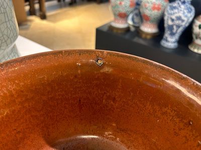Un vase de forme 'gu' en porcelaine de Chine de type 'ge' et un bol à émail 'fer rouille', 19ème — photo 21
