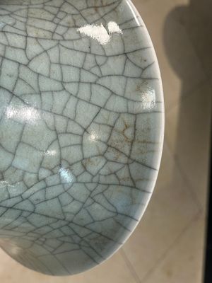 Un vase de forme 'gu' en porcelaine de Chine de type 'ge' et un bol à émail 'fer rouille', 19ème — photo 10