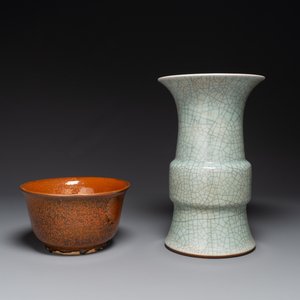 Un vase de forme 'gu' en porcelaine de Chine de type 'ge' et un bol à émail 'fer rouille', 19ème — photo 1