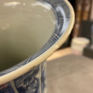 Un vase de forme gu en porcelaine de Chine en bleu et blanc, Kangxi — photo 16