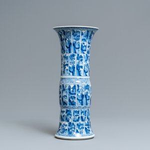 Un vase de forme gu en porcelaine de Chine en bleu et blanc, Kangxi — photo 4