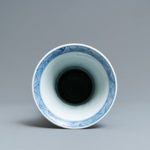 Un vase de forme gu en porcelaine de Chine en bleu et blanc, Kangxi — photo 5