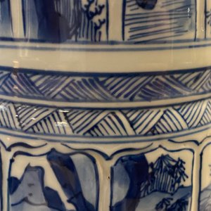 Un vase de forme gu en porcelaine de Chine en bleu et blanc, Kangxi — photo 8