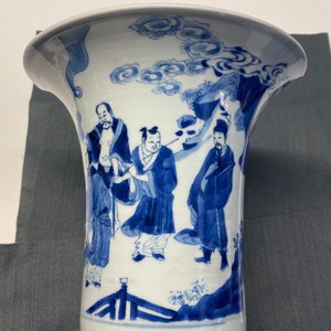 Un vase de forme 'gu' en porcelaine de Chine en bleu et blanc, Kangxi — photo 15