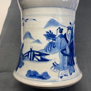 Un vase de forme 'gu' en porcelaine de Chine en bleu et blanc, Kangxi — photo 22