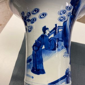 Un vase de forme 'gu' en porcelaine de Chine en bleu et blanc, Kangxi — photo 15
