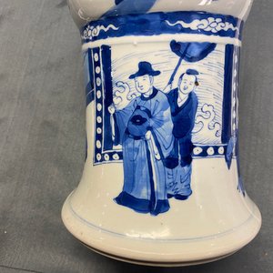 Un vase de forme 'gu' en porcelaine de Chine en bleu et blanc, Kangxi — photo 18