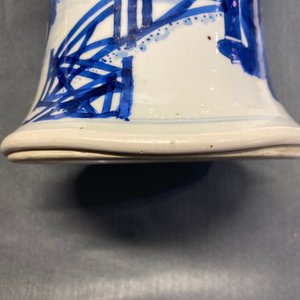 Un vase de forme 'gu' en porcelaine de Chine en bleu et blanc, Kangxi — photo 19