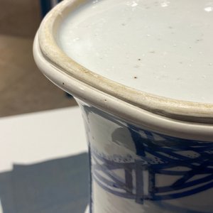 Un vase de forme 'gu' en porcelaine de Chine en bleu et blanc, Kangxi — photo 20