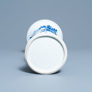 Un vase de forme 'gu' en porcelaine de Chine en bleu et blanc, Kangxi — photo 6