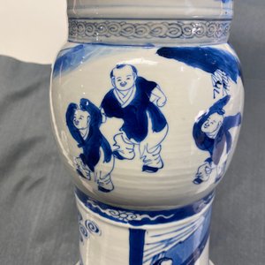 Un vase de forme 'gu' en porcelaine de Chine en bleu et blanc, Kangxi — photo 8