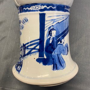 Un vase de forme 'gu' en porcelaine de Chine en bleu et blanc, Kangxi — photo 9