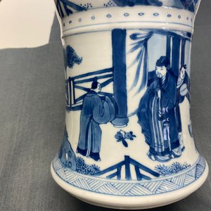 Un vase de forme 'gu' en porcelaine de Chine en bleu et blanc, Kangxi — photo 18