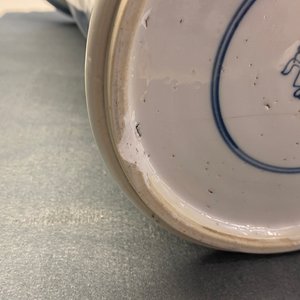 Un vase de forme 'gu' en porcelaine de Chine en bleu et blanc, Kangxi — photo 20